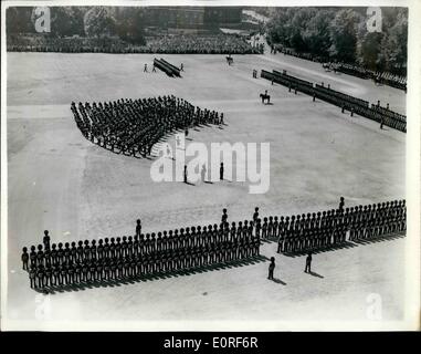 Giugno 06, 1959 - TROOPING LA CERIMONIA DI COLORE. H,M. La regina ha assunto oggi la salute su qui. La Sfilata delle Guardie a Trooping il Collur oeremony, svoltasi in occasione del suo compleanno offioial, mostra fotografica di:- La regina madre, con la principessa Margaret e Princess Anne, tornando al palazzo, dopo odierna cerimonia Trooping, Foto Stock