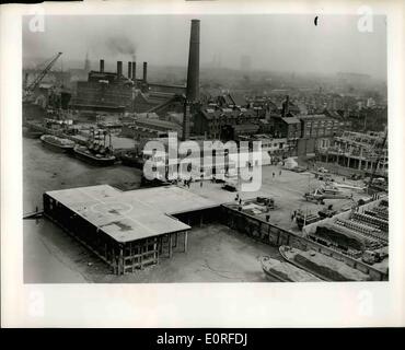 Maggio 05, 1959 - Elicottero vista dall eliporto: Westland, Londra è di nuovo eliporto è stato aperto di recente. Una joint venture di un elicottero britannico produttore, in aggetto sul Fiume Tamigi a Battersea è disponibile per elicottero privato proprietari nonché alle imprese commerciali. Esso è considerato come un progetto pilota che fornirà le risposte a molti problemi di elicotteri in volo nel cuore della città. La foto mostra il Westland, Londra, come elicotteri in avvicinamento vedere. Foto Stock