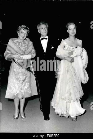 Maggio 05, 1959 - Cannes Film Festival. Jean Cocteau fotografato con Romy Schneider e sua madre per arrivare al festival. Foto Stock