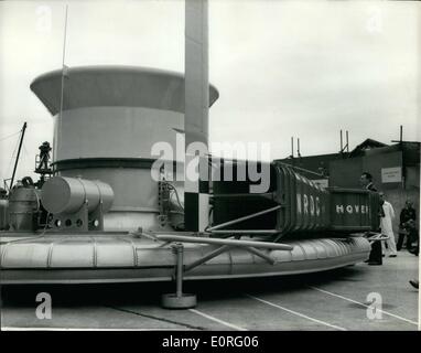 Giugno 06, 1959 - Gran Bretagna il Flying Saucer rende pubblico prima del volo. La Gran Bretagna è Flying Saucer - il S.R.N. 1 Hovercraft, oggi ha effettuato il suo primo volo di pubblico al Saunders-Roe lavora presso East Cowes, Isle of Wight, e più tardi di oggi ha fatto un volo sopra il mare. Il S.R.N.l può viaggiare per terra e per mare ad una altezza di fino a 15 pollici su di un cuscino di aria compressa.it ha una forma ovoidale ed è praticamente una cassa di galleggiamento con un numero di interno di getti di puntamento intorno al suo perimetro al di sotto Foto Stock