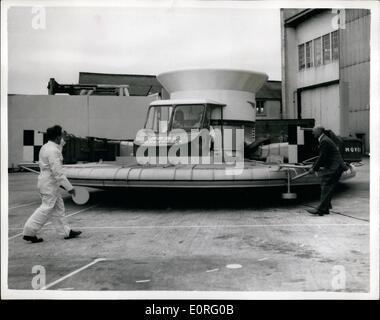 Giugno 06, 1959 - Gran Bretagna il Flying Saucer effettua il primo volo di pubblico: Gran Bretagna il Flying Saucer - il S.R.N.I Hovercraft, oggi reso Foto Stock