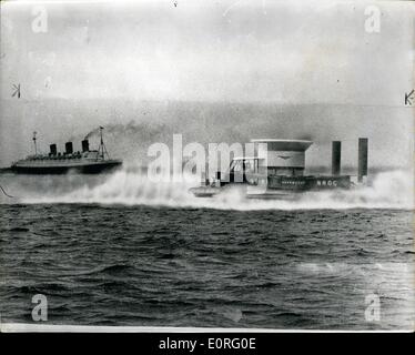 Giugno 06, 1959 - Gran Bretagna il Flying Saucer effettua il primo volo di pubblico: Gran Bretagna il Flying Saucer - il S.R.N. 1 Hovercraft, ieri Foto Stock