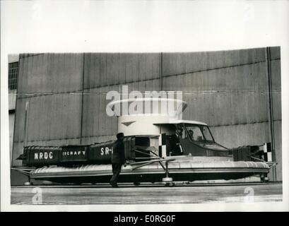 Giugno 06, 1959 - Gran Bretagna il Flying Saucer rende pubblico prima del volo. La Gran Bretagna è Flying Saucer - il S.R.N. 1, Hovercraft, ha fatto il suo Foto Stock