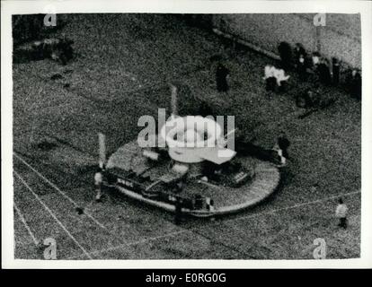 Giugno 06, 1959 - Gran Bretagna il Flying Saucer trionfo. A Saunders Roe yard a Cowes, Isle of Wight domenica, la Gran Bretagna è Flying Saucer, tre volte rose un piede sopra la terra e stazionò per mezz'ora. Il volo è stato un trionfo per gli uomini che vedono questo hoverplane - ufficialmente la S.R.N.1 - come la croce- traghetto di canale del futuro e più tardi come un oceano gigante andando hoverliner, il segreto del piattino è una ventola orizzontale che fornisce un cuscino di aria compressa che lo sostiene come si muove al di sopra del mare o terra. Il primo piattino è solo un biposto, 34-piedi lunghi e 26ft. ampia. Il S.R.N Foto Stock