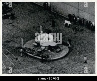 Giugno 06, 1959 - Gran Bretagna il Flying Saucer trionfo: presso un cantiere Sanders-Roe a Cowes, Isle of Wight domenica, la Gran Bretagna è Flying Saucer, tre volte rose un piede sopra la terra e stazionò per mezz'ora. Il volo è stato un trionfo per gli uomini che vedono questo hoverplane ufficialmente il S.R.N. 1 - come il canale trasversale traghetto del futuro e più tardi come un oceano gigante andando hoverliner. Il segreto del piattino è una ventola orizzontale che fornisce un cuscino di aria compressa che lo sostiene come si muove al di sopra del mare o terra. Il primo piattino è solo un biposto, 34 piedi lunghi e 26ft. ampia. Il S.R.N Foto Stock