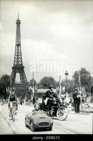 Giugno 06, 1959 - guida nazionale concorso per bambini a Parigi. La finale nazionale del concorso di guida per i bambini era tenuto vicino alla Torre Eiffel a Parigi questo pomeriggio. La foto mostra una vista generale durante la finale. Foto Stock