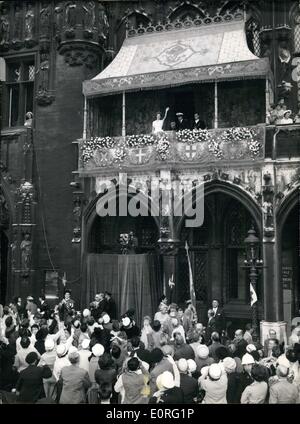 Giugno 07, 1959 - il loro impegno è stato annunciato alla city hall. Foto Stock