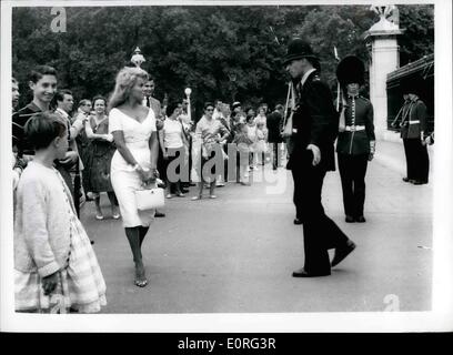 Agosto 08, 1959 - Abbe Lane prende un pigolio di Palazzo di Guardia: Incantevole Abbe Lane e suo marito Xavier Cugat "Re" latino-americano di ritmo - è andato per assistere al cambio della guardia al Palazzo di questa mattina. In seguito il tumulto in precedenza - quando un visitatore viene sostenuto di aver infastidito una delle guardie - Abbe promesso il poliziotto sul dovere che ella non voleva toccare la protezione. Il giovane sono qui per un film TV. La foto mostra la corsia di Abbe e suo marito Xavier Cugat - guarda la guardia cerimonia del cambio fuori del palazzo questa mattina. Foto Stock