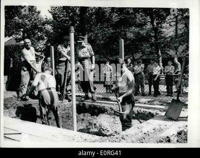 Agosto 08, 1959 - Ricerca continua per sospetto di bombe inesplose vicino alla Tate gallery: il lavoro continua anche oggi per ciò che nel pensiero di essere un ordigni bellici - bomba all'ombra della Tate Gallery. Responsabile delle operazioni è importante A.B. Hartley dell'esercito Bomb Disposal unità. e inclusi nel team sono il tedesco ex prigionieri di guerra dovrebbe la bomba dimostrare un effettivo è previsto che alcuni dei famosi mostra presso la Galleria sarà spostato in sicurezza. foto mostra CPL. Luca townley discute le operazioni con le principali A.B. Hartley - durante gli scavi presso la Galleria questo pomeriggio. Foto Stock