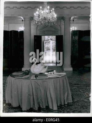 Agosto 08, 1959 - dove il Presidente Eisenhower rimarrà durante la sua visita a Londra. La foto mostra: Winfield House - Una vista della sala principale in Winfield House, Regent's Park, il residence di U.S. Ambasciatore, dove il Presidente Eisenhower rimarrà durante la sua visita a Londra. Foto Stock