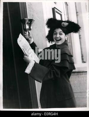 Agosto 08, 1959 - National Town Criers campionato a Hastings: oggi venti-tre città Criers da tutte le parti della Gran Bretagna hanno gareggiato per la National Town Criers campionato, tenutasi a Hastings. Mostra fotografica di Carla Fracci, ballerina primaria del Teatro alla Scala di Milano, che è oggi uno dei giudici, tenta di eseguire una delle città Criers 'campane a Hastings oggi. Foto Stock