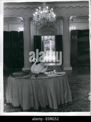 Agosto 08, 1959 - dove il Presidente Eisenhower rimarrà durante la sua visita a Londra. La foto mostra: Winfield House - Una vista della sala principale in Winfield House, Regent's Park, il residence di U.S. Ambasciatore, dove il Presidente Eisenhower rimarrà durante la sua visita a Londra. Foto Stock