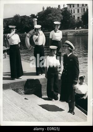 Agosto 08, 1959 - Lady Pamela Mountbatten visite della ragazza di formazione nautico corps: Lady Pamela Mountbatten oggi ha pagato una visita al Sea Cadet barca istituzione formativa a Surbiton, Surrey dove 90 ufficiali e cadetti della ragazza di formazione nautico Corps da tutte le parti del paese sono presenti una barca corso di formazione. Mostra fotografica di Lady Mountbatten colloqui con 14 anni di Jean Bamford del Prestong durante il suo ispettore questo pomeriggio. Foto Stock