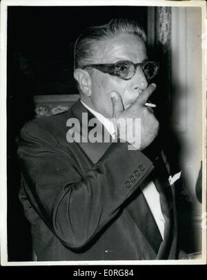 Giugno 18, 1959 - 17-6-59 Aristotele Onassis dà celebrazione festa per Maria Callas" trionfale esecuzione di Medea . Magnifica opera star Maria Callas diede un trionfale esecuzione di Medea presso la Royal Opera House Covent Garden, la notte scorsa. Il sig. Onassis, la spedizione greco milionario, diede un due-tiered partito, uno all'Opera House e il secondo presso il Dorchester Hotel per celebrare l'occasione. La foto mostra: il sig. Onassis nella foto al suo partito presso la Royal Opera House Covent Garden la scorsa notte. Foto Stock