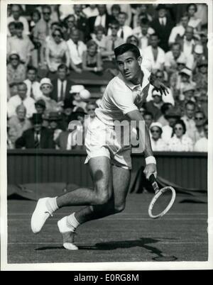 Giugno 22, 1959 - 22.6.59 Prima giornata del torneo di tennis di Wimbledon. Keystone Foto Mostra: E. Buchholz, (U.S.A.), in gioco contro N. Pietrangeli (Italia) a Wimbledon oggi. Foto Stock