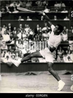 Giugno 22, 1959 - Prima giornata del torneo di Wimbledon. La foto mostra il no,.1 Wimbledon seed - A. Olmedo, di U.S.A., rende un forte sovraccarico smash, durante la sua prima partita del torneo contro il suo avversario, W. Beccaccia (Australia), a Wimbledon oggi. Foto Stock