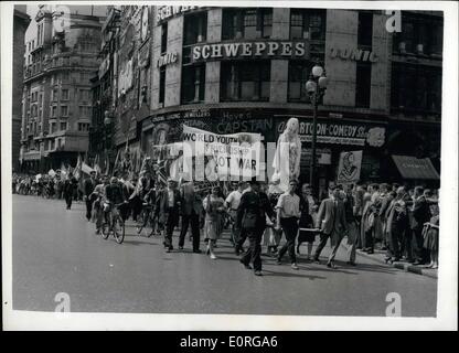 Giugno 28, 1959 - 28-6-59 marzo per la vita. Il britannico della pace Comitato del marzo per la vita, da Hyde Park a Trafalgar Square ha avuto luogo questo pomeriggio, in cui oltre 15.000 persone hanno preso parte. Keystone Foto Mostra: vista generale che mostra i dimostranti sul loro modo di Trafalgar Square questo pomeriggio. Foto Stock