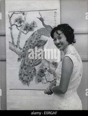 Lug. 00, 1959 - Aria cinese detiene Hostess mostra della sua pittura a Londra: una mostra di dipinti di B.O.A.C. hostess Miss Theresa Wai Ching Kwa da Hong Kong-si è aperta questa mattina presso il Commonwealth Institute, South Kensington. Il lavoro di Teresa come un artista è altamente considerato in Hong Kong. Essa si avvale di cinese tradizionale e tecniche tra i suoi argomenti sono di bambù, crisantemi; alberi di pino, uccelli e pesci. Mostra fotografica. Miss Theresa Wai Ching Kwa con alcuni dei suoi dipinti in mostra questa mattina. Foto Stock