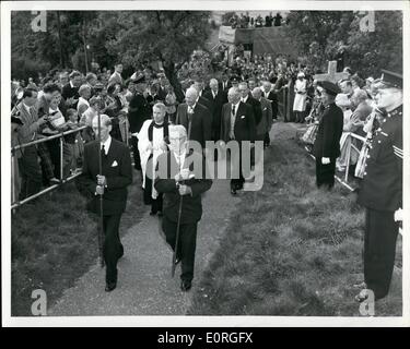 Agosto 08, 1959 - Ike e MAC alla Chiesa: Aldershot, Buckinghanoleggio: guidati da due diaconi, il Presidente Eisenhower e Premier Macmillan a piedi la Chiesa qui per domenica mattina il servizio con il Rettore, il Rev. C.N. bianco, in-anteriore. Foto Stock