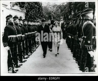 Agosto 08, 1959 - Il Presidente Eisenhower arriva al Balmoral: il Presidente Eisenhower è stato salutato da H.M. La regina alle porte di Balmoral all'arrivo dall'Aeroporto Dyce, vicino a Aberdeen questa mattina. Egli è stato accolto in aeroporto da parte del Duca di Edimburgo. La foto mostra il Presidente Eisenhower ispeziona una guardia d'onore accompagnata dalla regina al suo arrivo in Hotel Occidental Balmoral oggi. Foto Stock