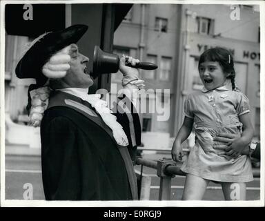 Agosto 08, 1959 - Il National Town Criers campionato a Hastings: oggi venti-tre città criers da tutte le parti della Gran Bretagna hanno gareggiato per la National Town Criers campionato, tenutosi a Hastings. Mostra fotografica di inaridire la sua bocca spalancata, Francesco Whitaker età 5 , di Hastings, orologi Town Crier Reg Grummett, di Alcester, Warwick, get voice pronto per la gara di oggi. Foto Stock