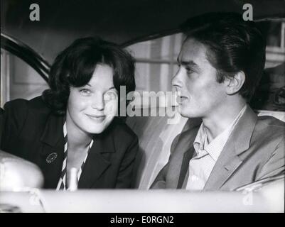 Lug. 07, 1959 - tranquillamente attrice cinematografica Romy Schneider (Romy Schneider) il 13 luglio recuperati il suo fidanzato, cinema francese Alain Delon (Alain Delon) dal monaco di baviera air-port Riem. Gara due baci sulla guancia e poi Romy got Alain in una Buick nera e ''portati fuori lui'' a Berchtesgaden la nostra immagine mostra Romy Schneider e Alain Delon nella parte anteriore del porto-air-Riem. Foto Stock