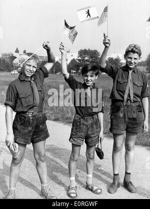 La scuola dei bambini in attesa di salutare il Presidente Eisenhower Foto Stock