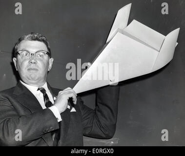 Agosto 27, 1959 - Londra, Inghilterra, Regno Unito - Il dottor William Hilton, uno dei leader del mondo scienziato aerodinamico, spiega Foto Stock