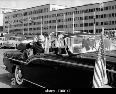 Il presidente Eisenhower lascia una riunione della NATO Foto Stock