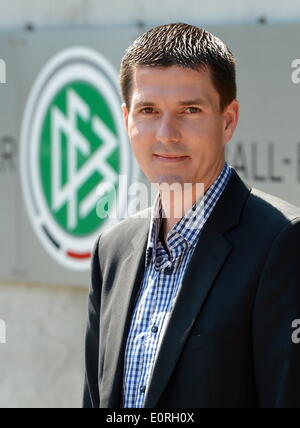 Francoforte sul Meno, Germania. 19 Maggio, 2014. L'per guardafili dal tedesco Football Association (DFB), Stefan Lupp stand durante una conferenza stampa al di fuori del DFB sede a Francoforte sul Meno, Germania, 19 maggio 2014. Foto: ROLAND HOLSCHNEIDER/dpa/Alamy Live News Foto Stock