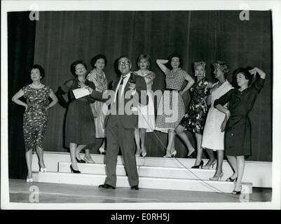 Lug. 07, 1959 - una prova era tenere questa mattina al London Palladium per la carità annuale mostra ''l'di 100 Guarda'' - da tenere in aiuto degli attori' orfanotrofio. La foto mostra il Sir Laurence Olivier con i membri del suo "Chorus' sul palco durante le prove di questa mattina - che include :- Sarah Churchill; Margaret Rawlings; Kay Hammond; Celie Johnson; Phyllis Calvert; Coral Browns Yolande Donlan e stadie Neff. Foto Stock