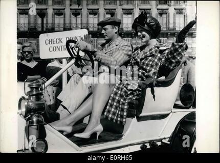 Lug. 13, 1959 - i concorrenti della corsa in auto dall' Arc de Triomphe a Parigi per il Marble Arch a Londra partito questa mattina. Si è tenuto in occasione del cinquantesimo anniversario di Louis Bleriot il volo sopra il canale della Manica. Lord e Lady Montagu volare nella loro vecchia auto ''Humber,'' un biposto realizzata nel 1909, che dovranno guidare tutto il modo per l'Arc de Triomphe. Da lì si andrà ad uno gli aeroporti parigini a bordo di un aereo con la propria auto per arrivare in Inghilterra. Foto Stock