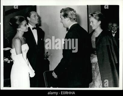 Sett. 09, 1959 - Il Principe Alberto e la principessa Paola frequentare Film prestazioni di Gala: il Principe Alberto di Liegi e sua moglie stelle del cinema Mel Ferrer e sua moglie, Audrey Hepburn (sinistra), quando hanno frequentato il film prestazioni di gala a Bruxelles, in aiuto del Belgio la Croce Rossa. Foto Stock