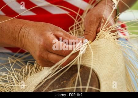 Donna hat tessitore. Foto Stock