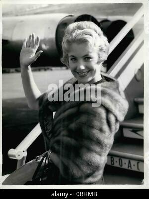 Agosto 08, 1959 - Popolare a Hollywood e Broadway Cantanti arrivano qui per show televisivi. Il popolare a Hollywood e Broadway cantanti, Shirley Jones e Jack Cassidy arrivati all'Aeroporto di Londra. Essi sono qui per star in A.T.V. 'voce 'Sabato spettacolare'' su agosto 22, e gli altri impegni televisivi. Essi sono stati lo scorso aprile e no quando hanno recitato in cima A.T.V. spettacoli di varietà. Mostra fotografica di:- Shirley Jones raffigurata sul suo arrivo all aeroporto di Londra. Foto Stock