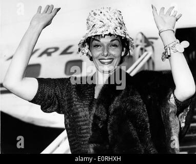 L'attrice Jane Russell che arrivano a Londra Foto Stock