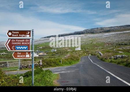 Strada e Touring percorso lungo la selvaggia modo Atlantico sulla costa occidentale dell' Irlanda Foto Stock