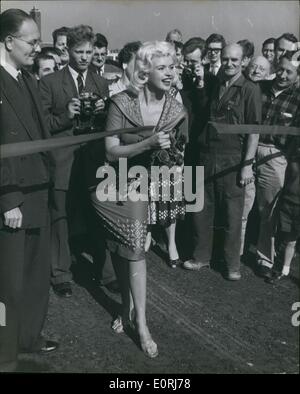 Ottobre 10, 1959 - Apertura del cavalcavia di Chiswick Jayne Mansfield esegue la cerimonia : La cerimonia di apertura della nuova &pound;1.000.000 cavalcavia a Chiswick, è stata eseguita ieri da star di Hollywood Jayne Mansfield. Si tratta di Gran Bretagna il cavalcavia più grande e il primo grande a due livelli di attraversamento autostrada costruita nell'area metropolitana dopo la guerra. Mostra fotografica di Jayne Mansfield taglia il nastro con sissors ha detto quando ha effettuato la cerimonia di apertura di ieri. Foto Stock