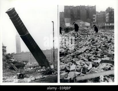 Nov. 11, 1959 - 120-piedi-alto camino birreria-stack viene demolito a Londra: un 120-piedi-alto camino, eretta nel 1912, è stato demolito oggi presso il Watney Mann Stag Brewery a Victoris, Londra. Il camino, uno di tre, vengono demoliti in questo sito per fare la strada per lo sviluppo. Vi è stata una birreria su questo sito per almeno 300 anni, il primo chiamato The Stag Brewery, fu costruito nella seconda metà del XVII secolo. La foto mostra due scene durante la demolizione del 120ft. alto camino - mostra che a metà strada verso il basso e solo come un enorme mucchio di mattoni e malta di calce. Foto Stock