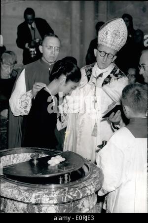 Ottobre 10, 1959 - Foujita e moglie convertita alla fede cattolico romana: 73-anno-vecchio pittore giapponese Foujita e sua moglie Kimio Horlushi, entrambi i buddisti sono stati convertiti alla fede cattolico romana presso la Cattedrale di Rehims questa mattina. La foto mostra Kimio Horlushi, il pittore della moglie, durante la cerimonia. Foto Stock