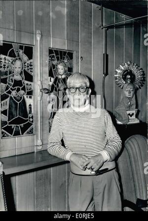 Ottobre 10, 1959 - trova la fede a 73: Foujita, 73-anno-vecchio pittore giapponese che ha vissuto in Francia quasi tutta la sua vita con la moglie ha preso una decisione; egli è diventato un cristiano. Più avanti nel corso di questo mese, egli sarà ricevuto nella Chiesa cattolica romana. Foujita e sua moglie sarà Battisti alla cattedrale di Reims. La foto mostra il famoso pittore Foujita prima della sua finestre di vetro colorato nella sua casa di Parigi. Foto Stock
