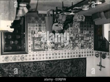 Ottobre 10, 1959 - Artista trova la fede a 73: Foujita, 73 anno-vecchio pittore giapponese che ha vissuto in Francia quasi tutta la sua vita con la moglie ha preso una decisione : era di diventare cristiano. più avanti nel corso di questo mese, egli sarà ricevuto nella Chiesa cattolica romana. La foto mostra il famoso pittore Foujita e sua moglie prima che la pavimentazione tessalated della sua casa di Parigi. Foto Stock