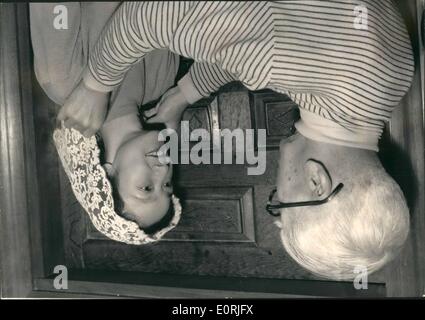 Ottobre 10, 1959 - Artista trova la fede a 73: Foujita, 73 anno-vecchio pittore giapponese che ha vissuto in Francia quasi tutta la sua vita con la moglie ha preso una decisione : era di diventare cristiano. più avanti nel corso di questo mese, egli sarà ricevuto nella Chiesa cattolica romana. La foto mostra il famoso pittore Foujita e sua moglie prima che la pavimentazione tessalated della sua casa di Parigi. Foto Stock