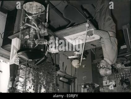 Ottobre 10, 1959 - Artista trova la fede a 73: Foujita, 73 anno-vecchio pittore giapponese che ha vissuto in Francia quasi tutta la sua vita con la moglie ha preso una decisione : era di diventare cristiano. più avanti nel corso di questo mese, egli sarà ricevuto nella Chiesa cattolica romana. La foto mostra il famoso pittore Foujita nel suo atelier di lavoro. Foto Stock