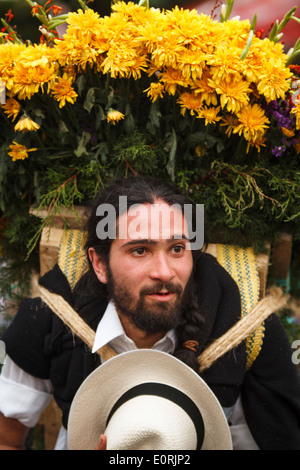 Sfilata dei silleteros nella città di Medellin, Colombia. Celebrato nel mese di agosto. I contadini di fiori di carico sulla schiena. Foto Stock