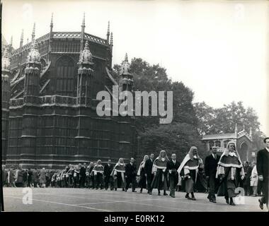 Ottobre 10, 1959 - termine di legge aperta.: in occasione dell apertura della nuova legge termine un servizio speciale è stato tenuto in Westminister Abby e la massa rossa nella Chiesa Cattedrale di Westminister, dopo che i giudici hanno camminato in processione alla House of Lords per la colazione tradizionale. La foto mostra una vista generale della processione dei giudici sul loro modo alla House of Lords. Foto Stock