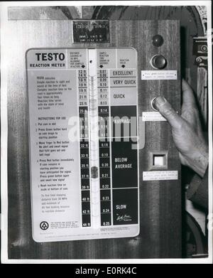 Il 12 Dic. 1959 - macchina di sicurezza per gli automobilisti: una macchina di sicurezza per gli automobilisti che indica al driver se hanno avuto anche molte bevande, è stata installata in una Londra public house. Per scoprire se si è in grado di guidare a casa in modo sicuro, puoi mettere 3d in uno slot e una campana suona secondi più tardi. Come 3d pezzo gocce di premere un pulsante di arresto. Lo squillo della campana indica il momento in cui si deve interrompere la vostra auto. Se la reazione è rapida, è possibile ricevere i vostri soldi indietro. Th più lenta la reazione di abbassare la moneta scende. La foto mostra la nuova macchina visto che è fatto funzionare in un pubblico di Londra in Aula oggi. Foto Stock