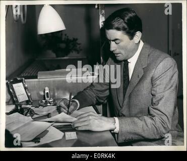 Il 12 Dic. 1959 - Gregory Peck a Londra: film di Hollywood Star Gregory Peck, stella di ''sulla spiaggia'', che ha la sua premiere su dicembre 17th, arrivato a Londra ieri. Mostra fotografica di Gregory Peck seduto nella sua suite presso il suo hotel di Londra e la firma di una morsa per Mosca che egli farà visita dopo aver frequentato la premiere. Foto Stock