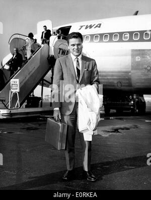 Attore Jackie Cooper arriva al minimo Aeroporto selvatico Foto Stock