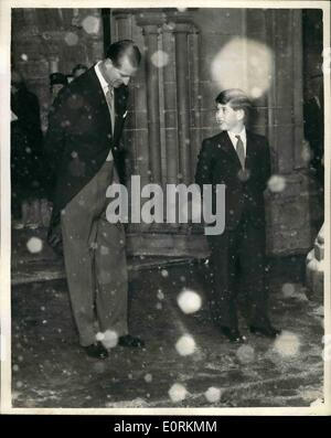 Gen 01, 1960 - Il matrimonio di Lady Pamela Mountbatten - a Romsey Duca di Edimburgo e il Principe Charles: Princes Anne era una cameriera spose di questo pomeriggio per la prima volta - in occasione delle nozze di Lady Pamela Mountbatten al sig. David Hicks - a Romsey Abbey, Hants. Phot mostra il Duca di Edimburgo e suo figlio il Principe Carlo - chi indossa pantaloni lunghi per la prima volta - lasciando Romsey Abbey dopo il matrimonio di questo pomeriggio. Foto Stock